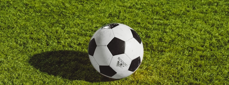 足球比赛激烈进行中的实时快讯画面 - 速度与激情的瞬间